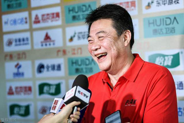 哎我说好女婿，要不你把这套拿去换个十几万的套装给她吧，还能给你省个二十来万。